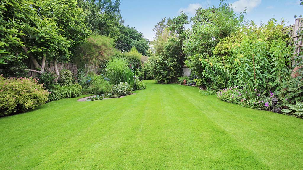  HOMES ON THE MARKET WITH BEAUTIFUL BRITISH GARDENS 2 Ashtead 