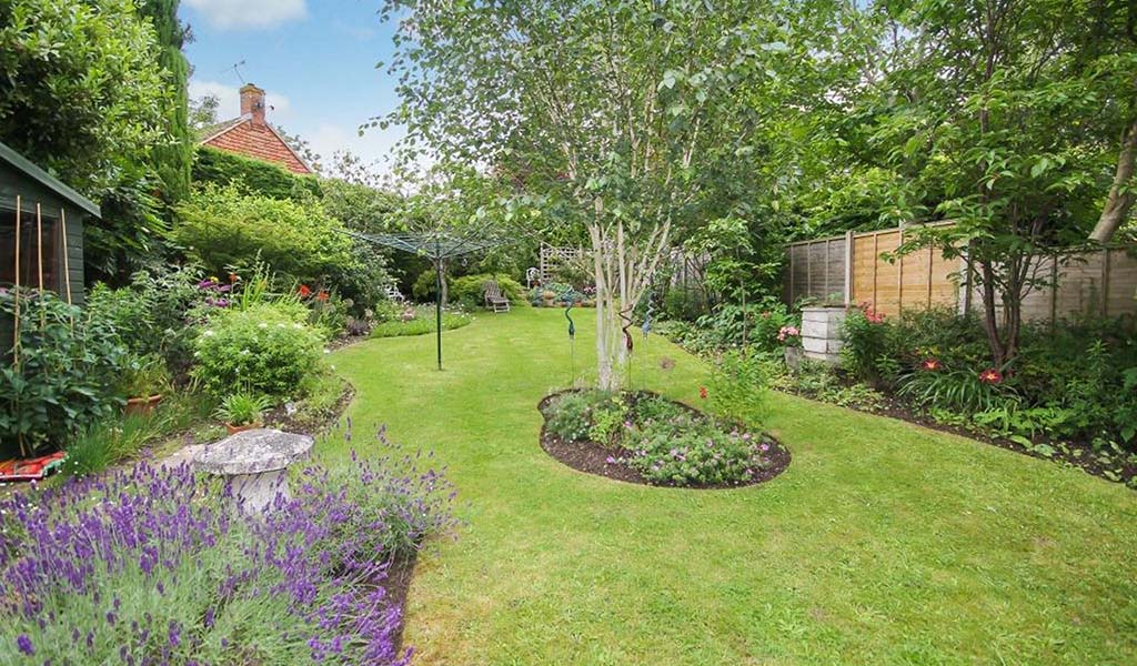  HOMES ON THE MARKET WITH BEAUTIFUL BRITISH GARDENS 4 Bookham 