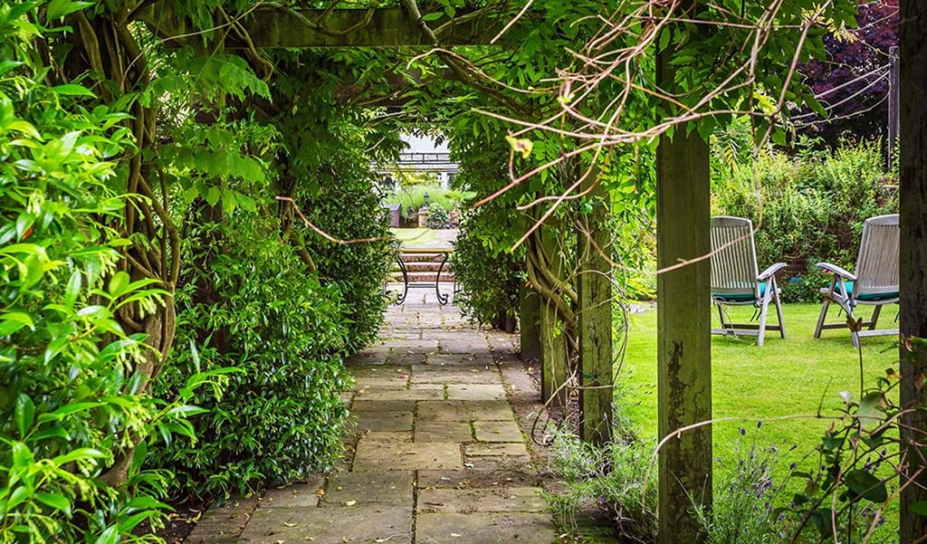 HOMES ON THE MARKET WITH BEAUTIFUL BRITISH GARDENS 1.Fetcham, Surrey 