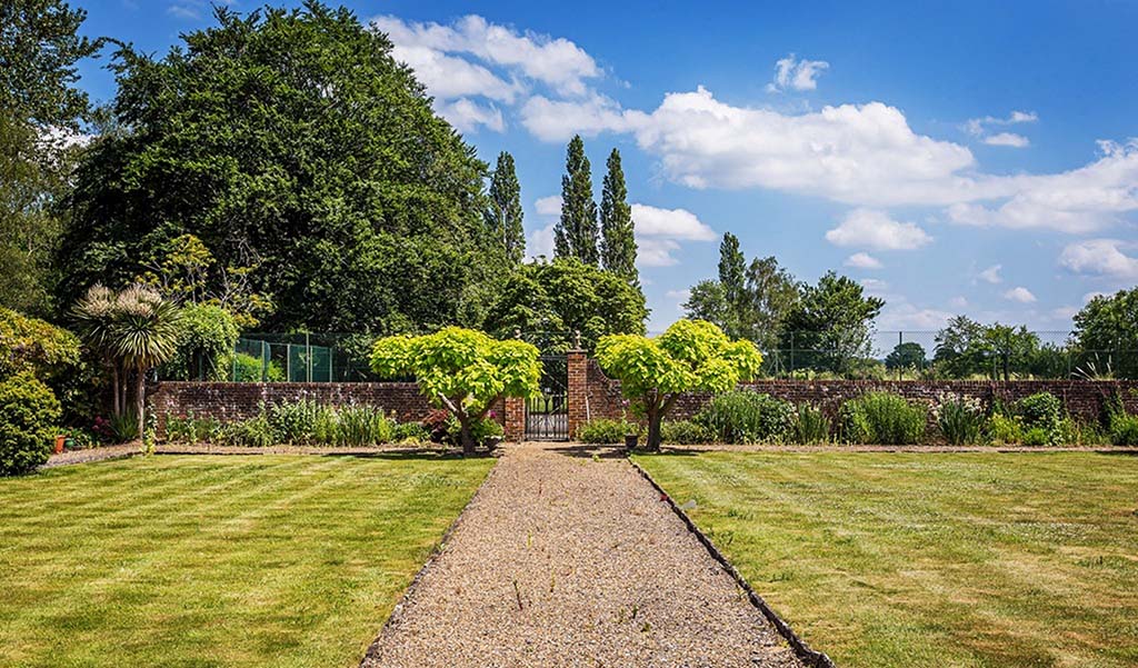  5 HOMES ON THE MARKET WITH BEAUTIFUL BRITISH GARDENS Lead Image Patrick Gardner 