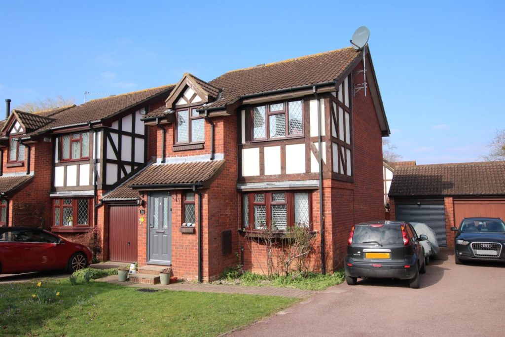 BICKNEY WAY, FETCHAM, KT22