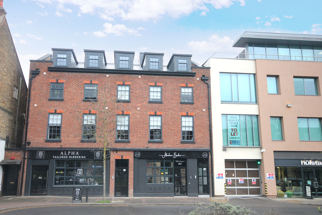 ESHER, KT10