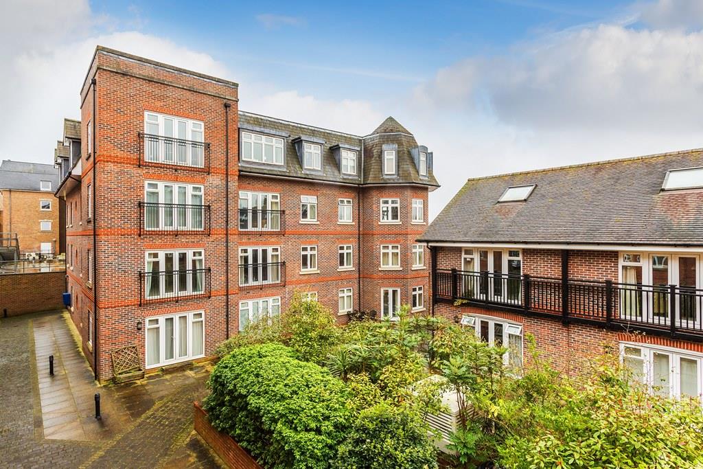 LERET WAY, LEATHERHEAD, KT22