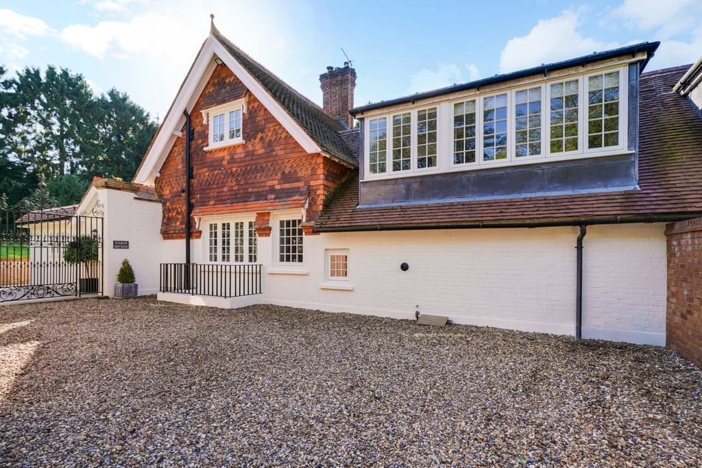 TYRRELLS WOOD, LEATHERHEAD, KT22