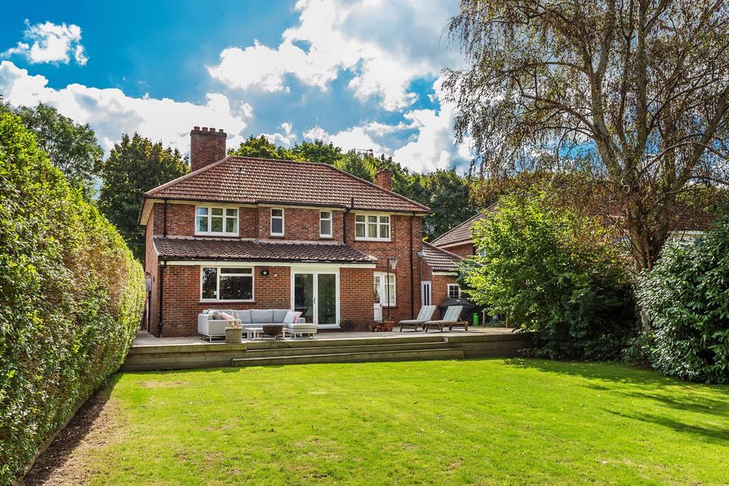 ST JOHNS AVENUE, LEATHERHEAD, KT22