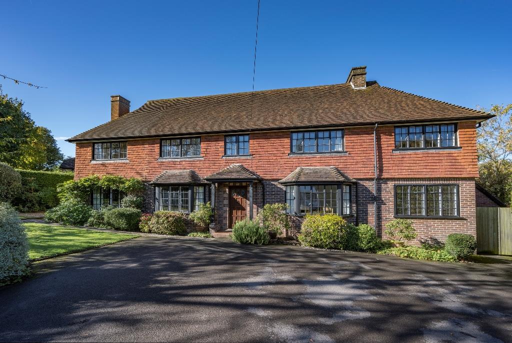 FARM CLOSE, FETCHAM, KT22