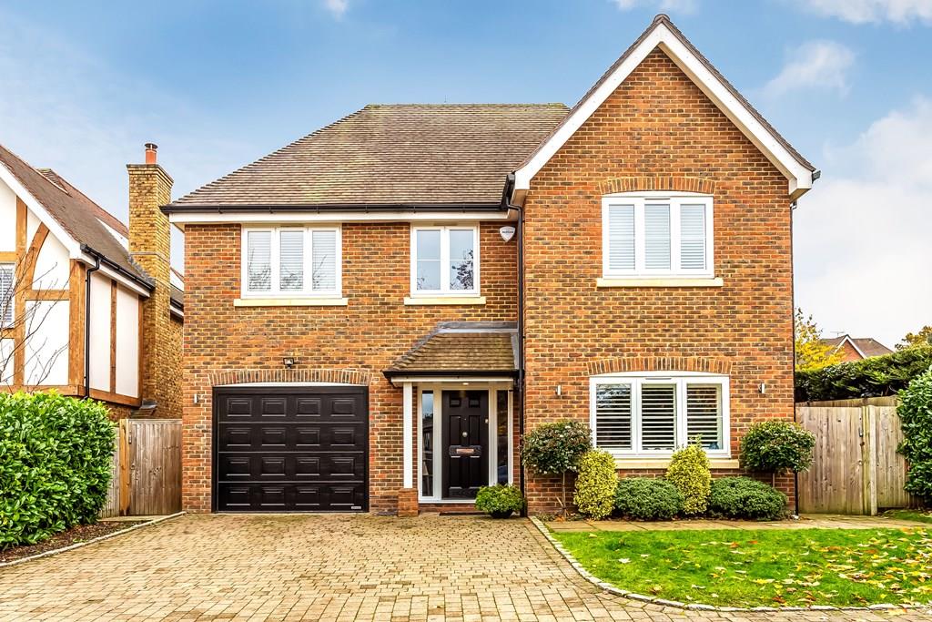 FARM CLOSE (OFF THE RIDGEWAY), FETCHAM, KT22