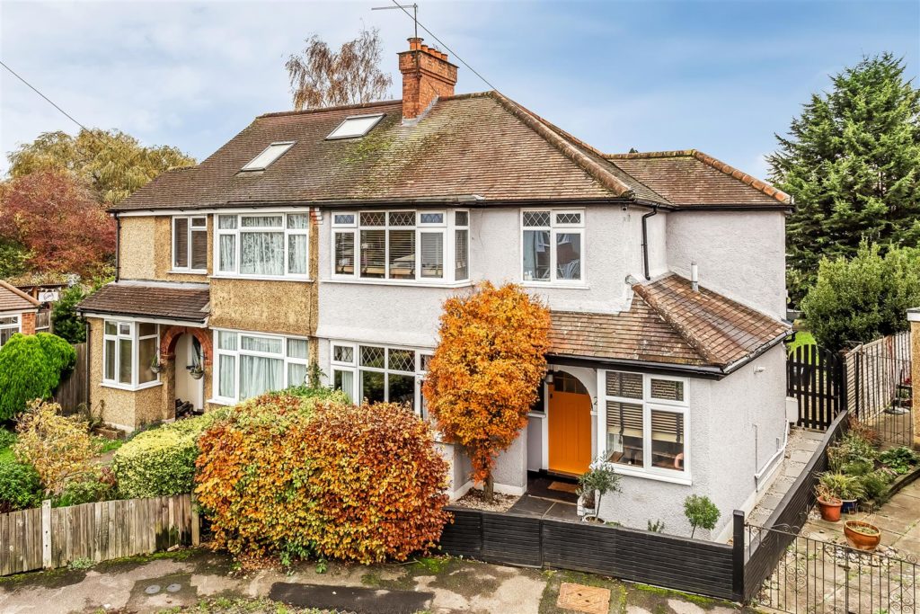 DILSTON ROAD, LEATHERHEAD, KT22