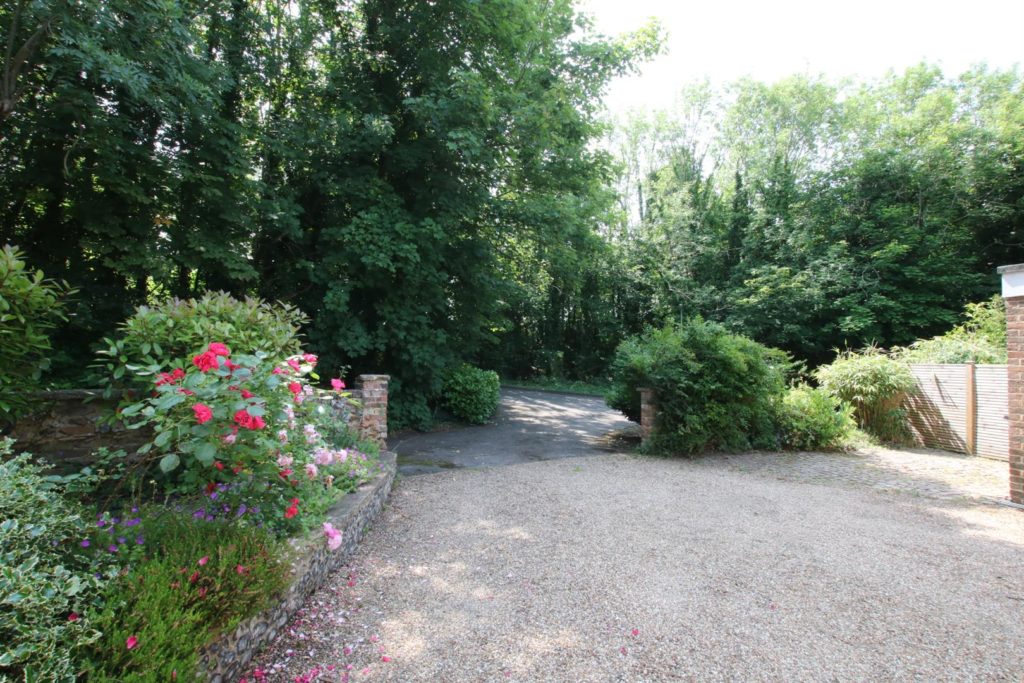 ERMYN WAY, LEATHERHEAD, KT22