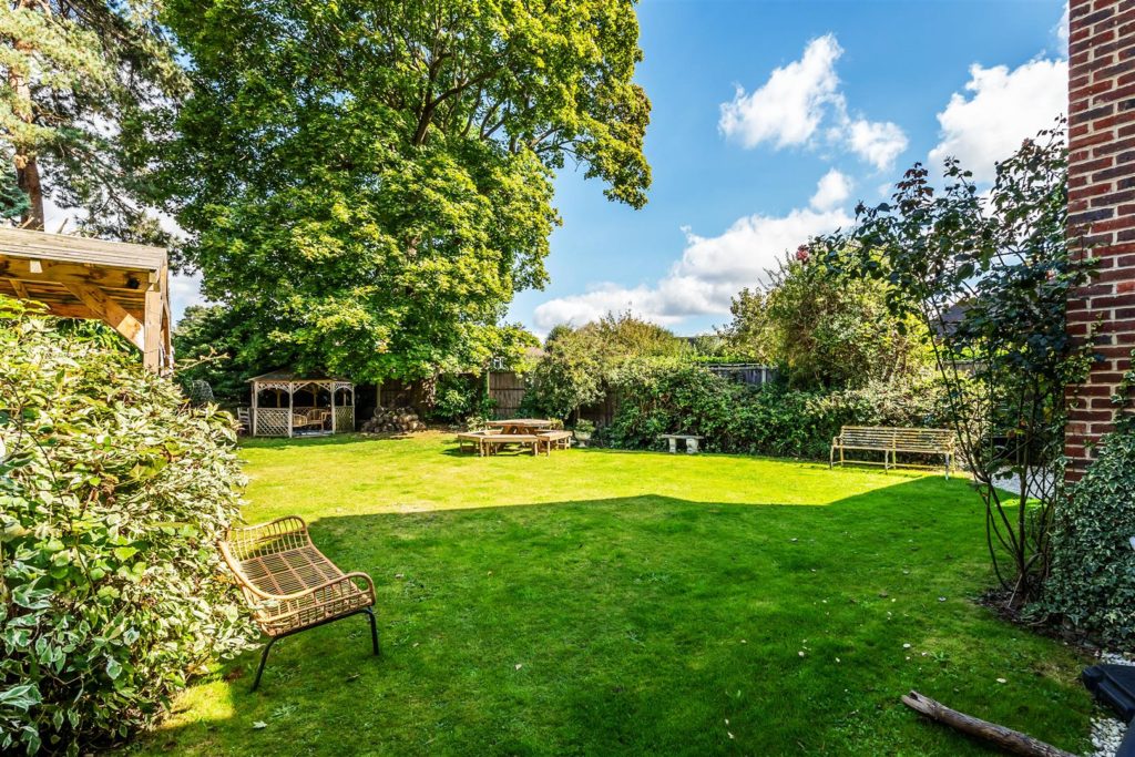 TALEWORTH ROAD, ASHTEAD, KT21