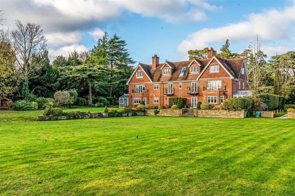 HAWKS HILL HOUSE, FETCHAM, KT22