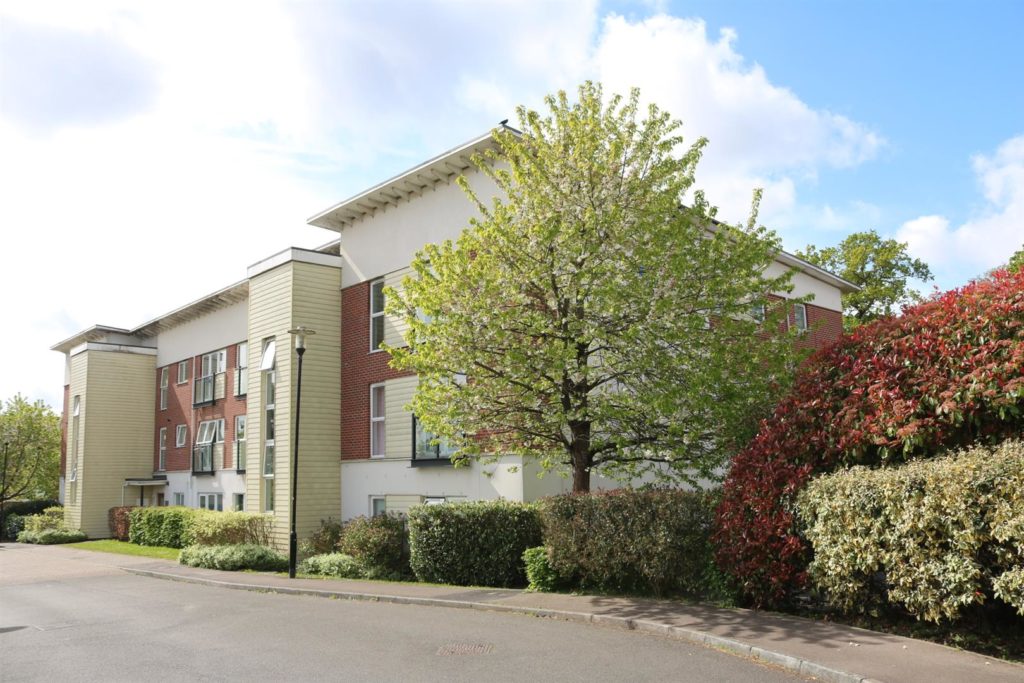 PARK VIEW ROAD, LEATHERHEAD, KT22