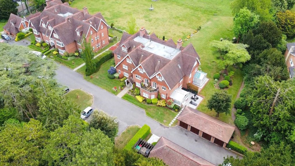 HAWKS HILL HOUSE, FETCHAM, KT22