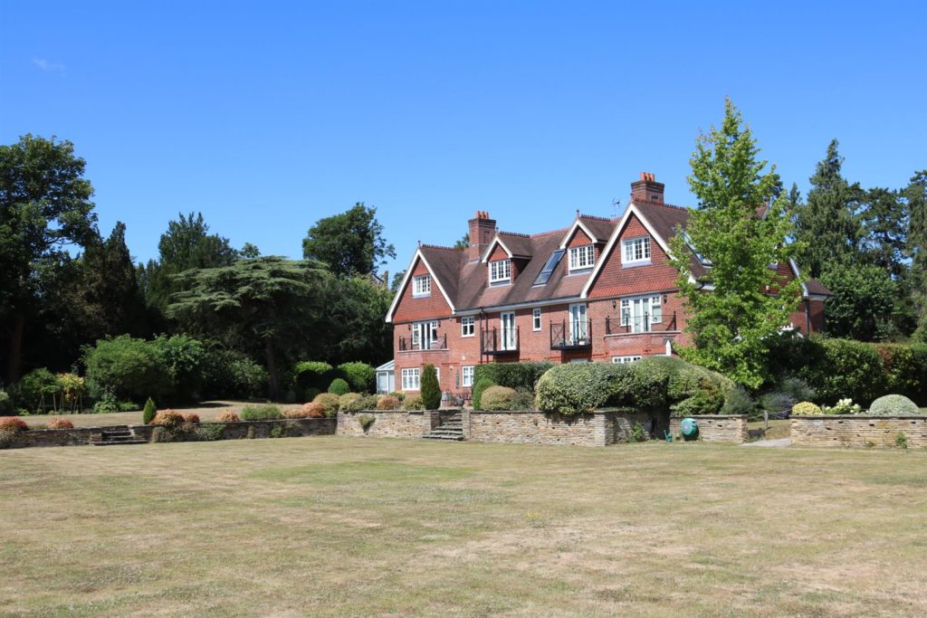 HAWKS HILL HOUSE, FETCHAM, KT22