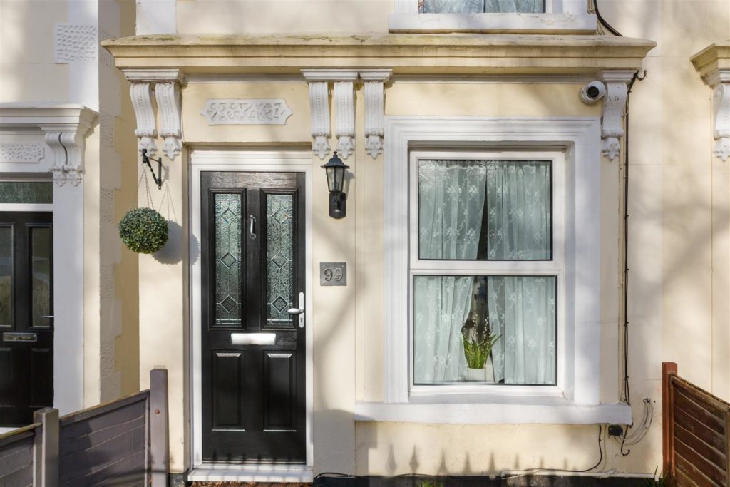 POPLAR ROAD, LEATHERHEAD, KT22 8SB