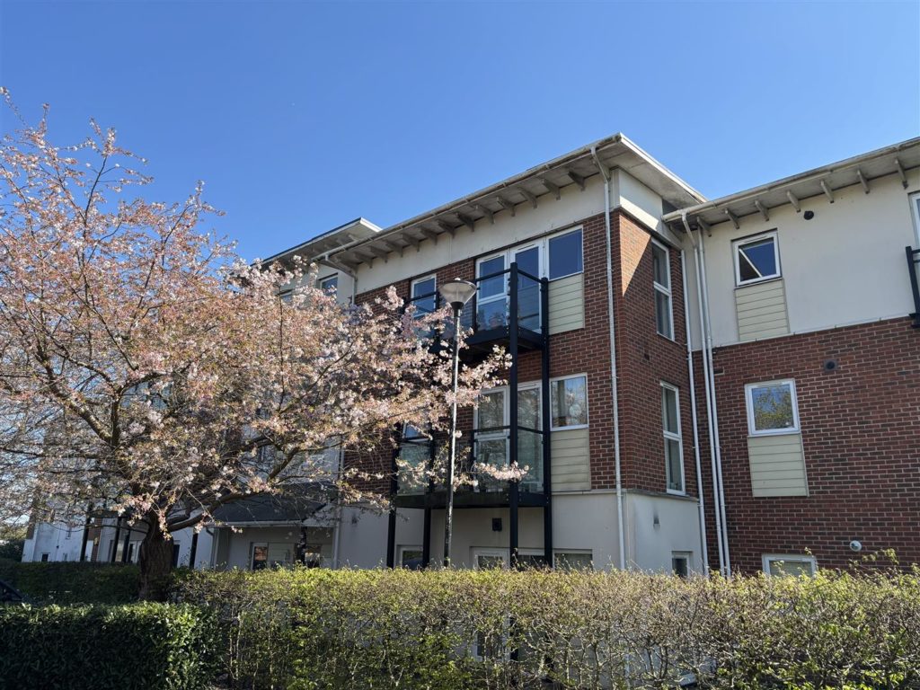 PARK VIEW ROAD, LEATHERHEAD, KT22