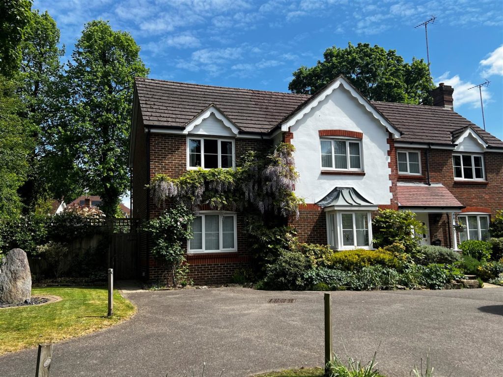 QUARRY GARDENS, LEATHERHEAD, KT22