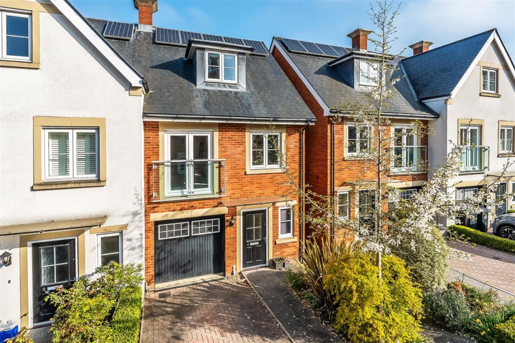 GREYFORD CLOSE, LEATHERHEAD, KT22