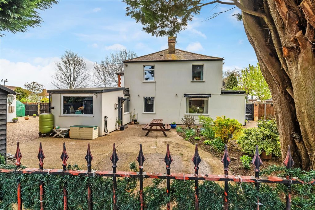 KINGSTON ROAD, LEATHERHEAD, KT22