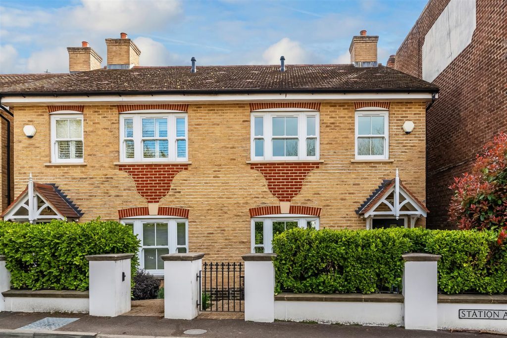 STATION APPROACH, EAST HORSLEY, KT24