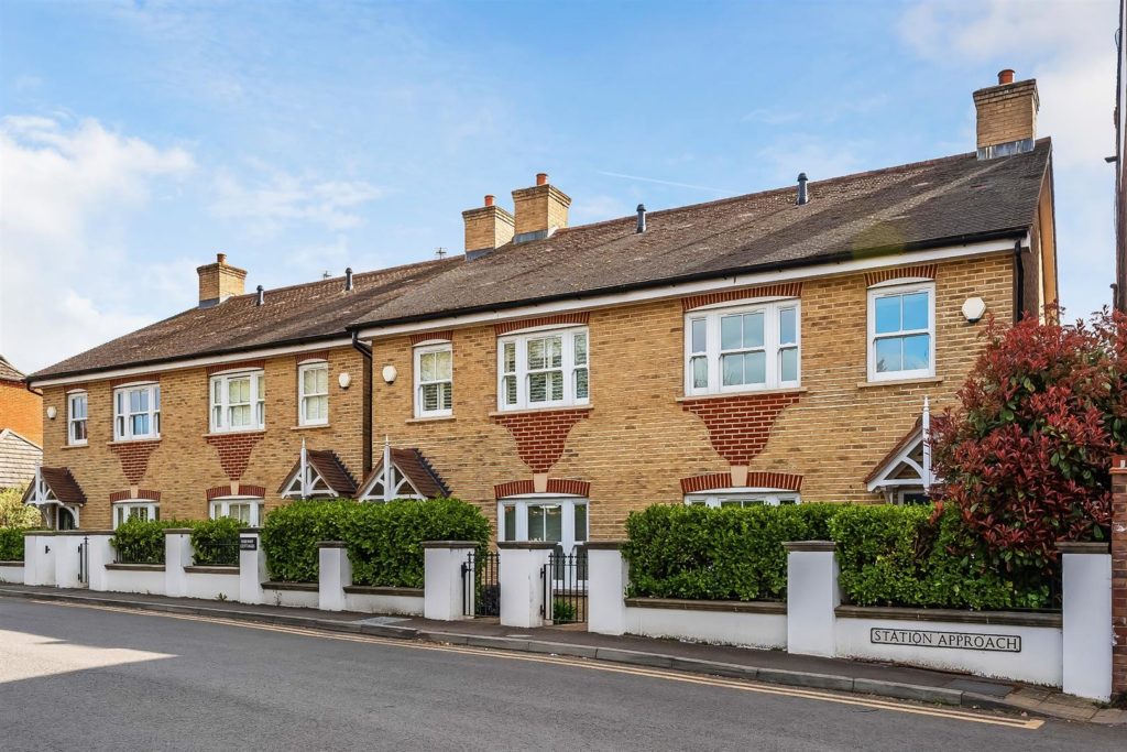 STATION APPROACH, EAST HORSLEY, KT24