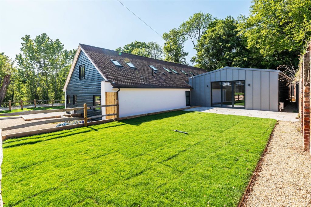 GIVONS GROVE, LEATHERHEAD, KT22