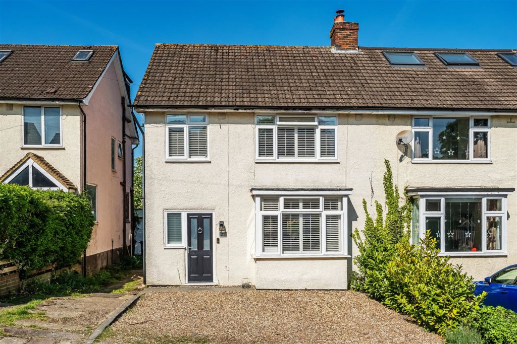 LODGE CLOSE, FETCHAM, KT22