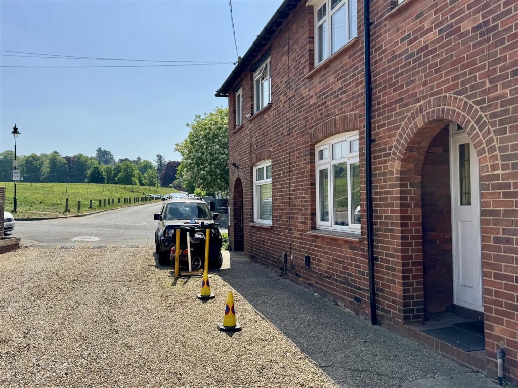 COTMANDENE, DORKING, RH4