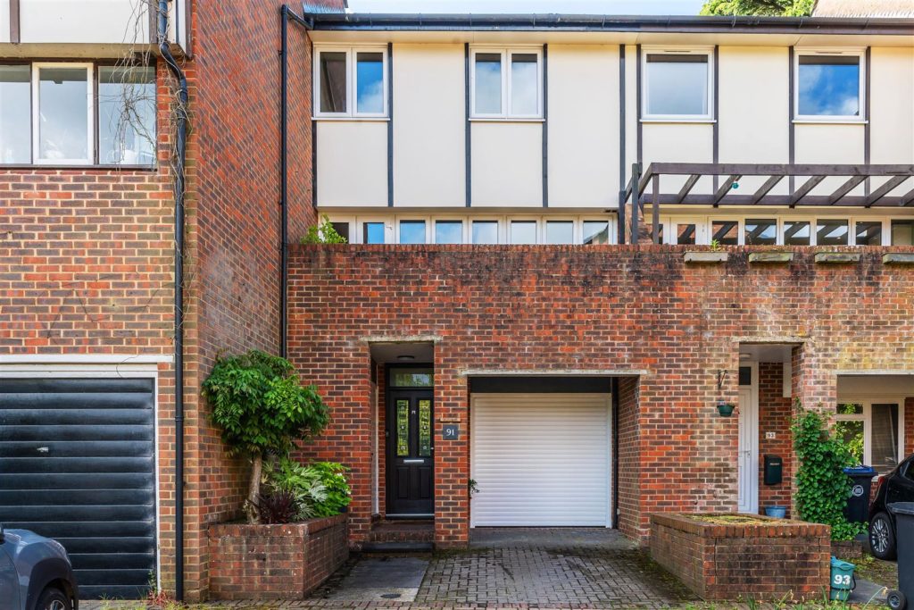 LESLIE ROAD, DORKING, RH4
