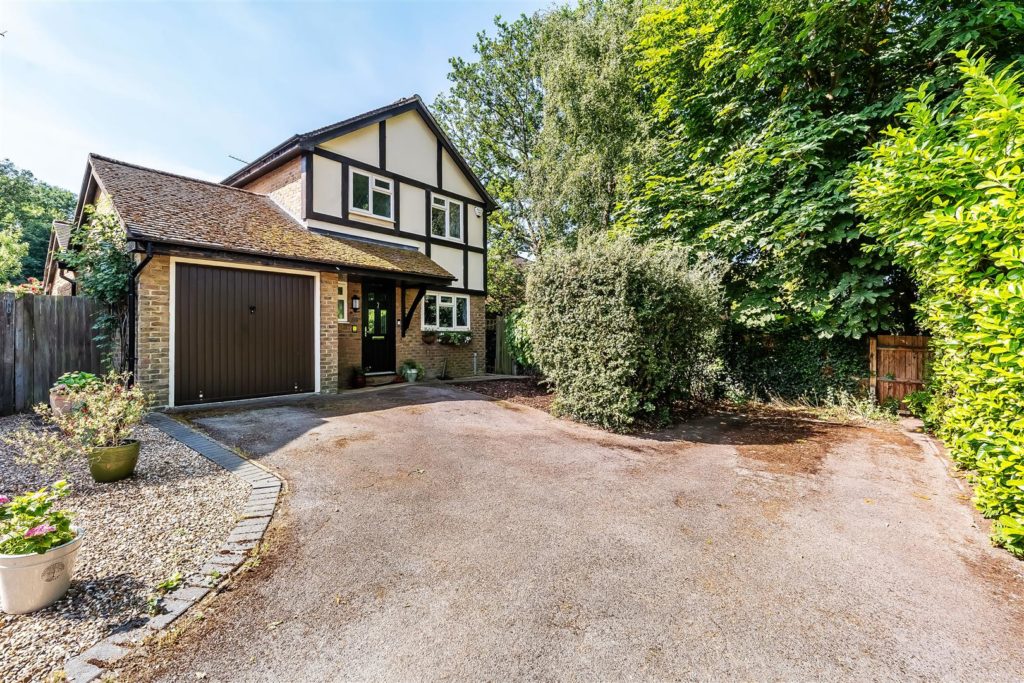 SHERWOOD CLOSE, FETCHAM, KT22