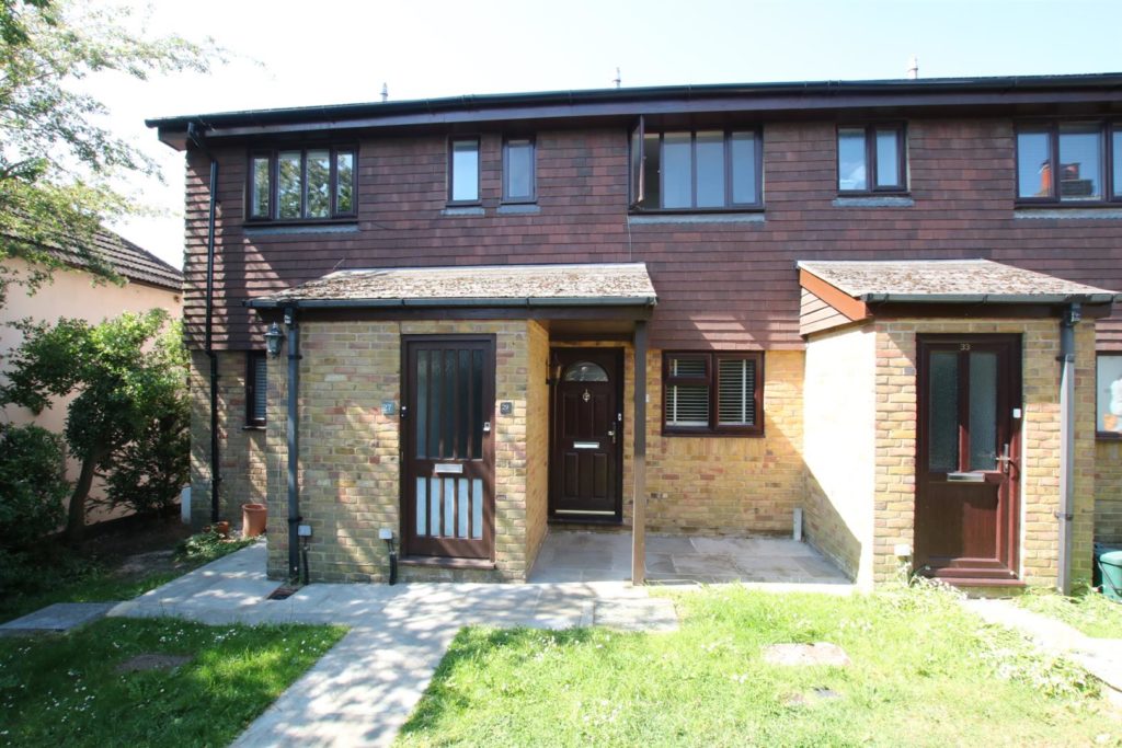 MIDDLE ROAD, LEATHERHEAD, KT22