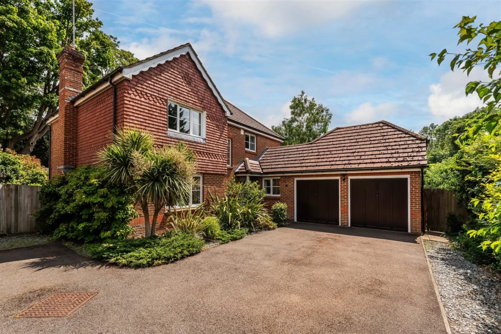 QUARRY GARDENS, LEATHERHEAD, KT22