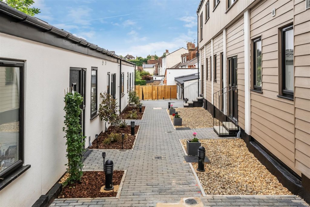 CENTRAL DORKING, RH4