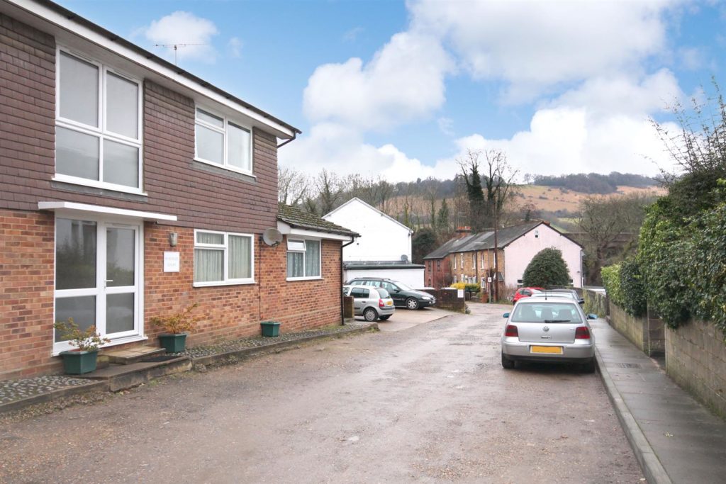 LESLIE ROAD, PIXHAM, RH4