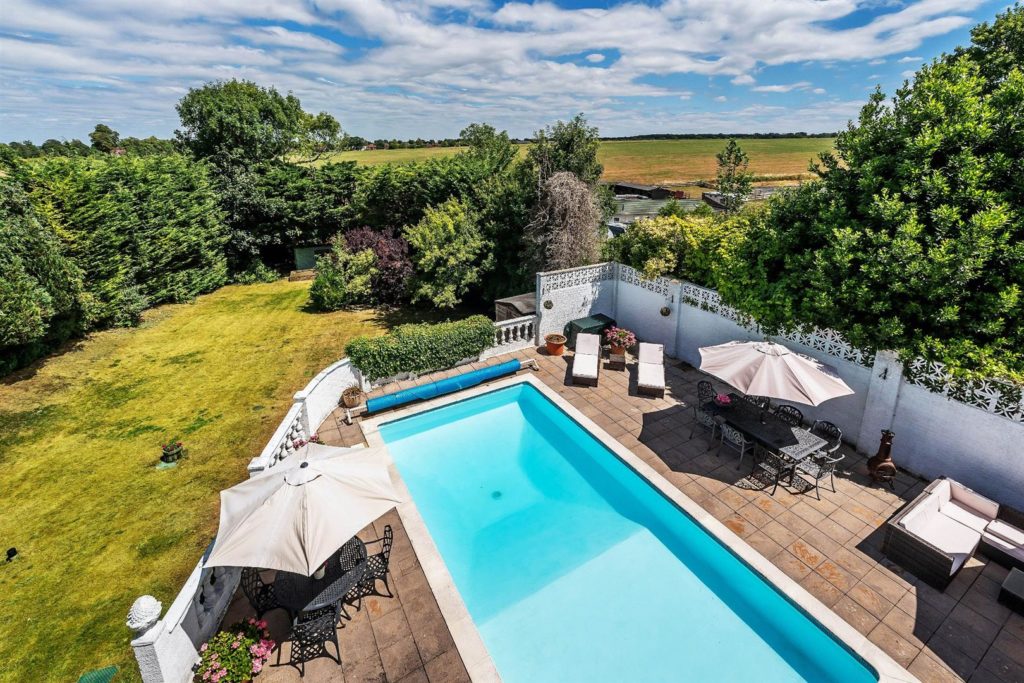CHALK PIT LANE, GREAT BOOKHAM, KT23