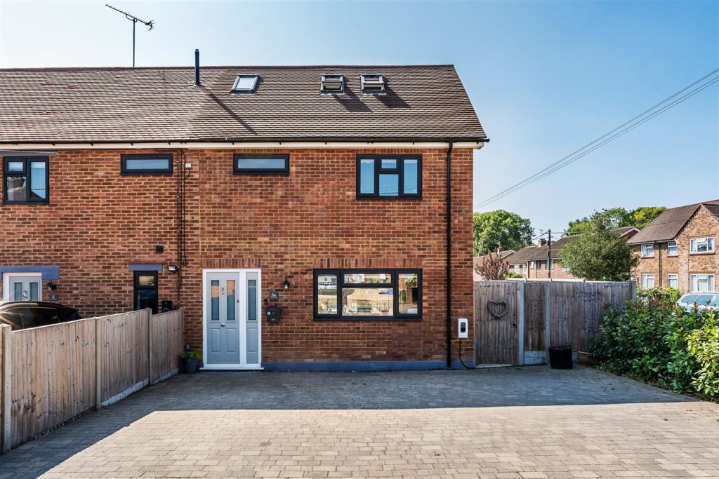 WARWICK CLOSE, HOLMWOOD, RH5