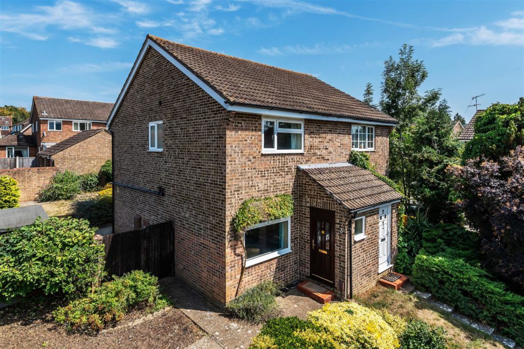 PARR CLOSE, LEATHERHEAD, KT22