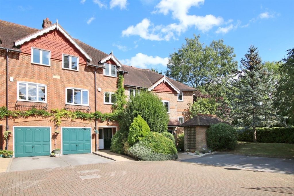 WALLIS MEWS, LEATHERHEAD, KT22