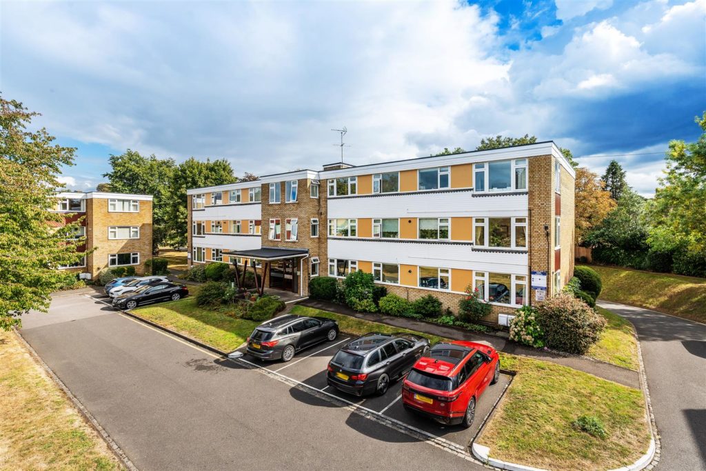 AVENUE ROAD, EPSOM, KT18