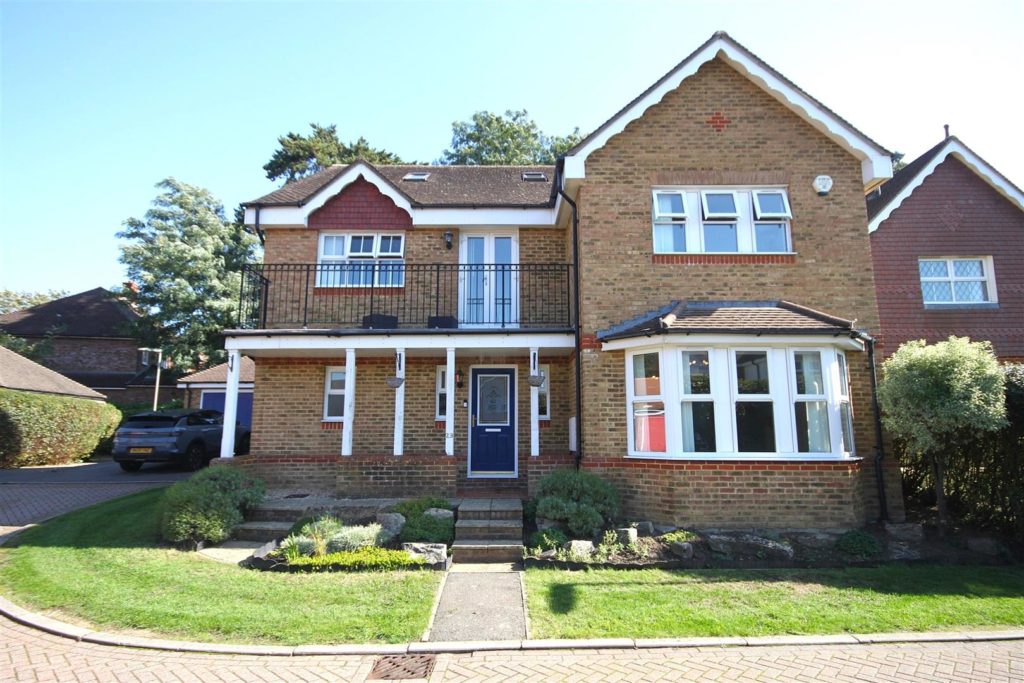 QUARRY GARDENS, LEATHERHEAD, KT22