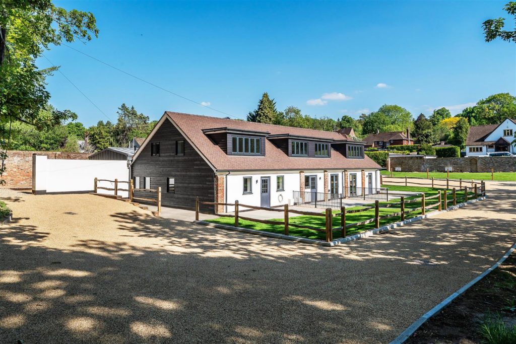GIVONS GROVE, LEATHERHEAD, KT22