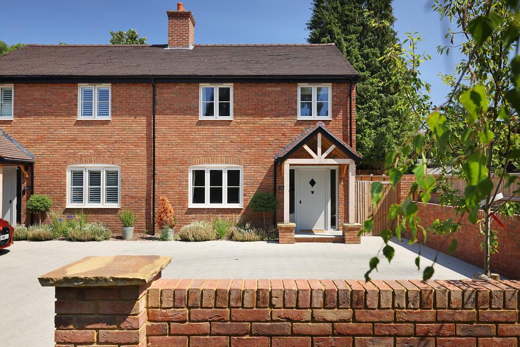 PADDOCK GROVE, EFFINGHAM KT24