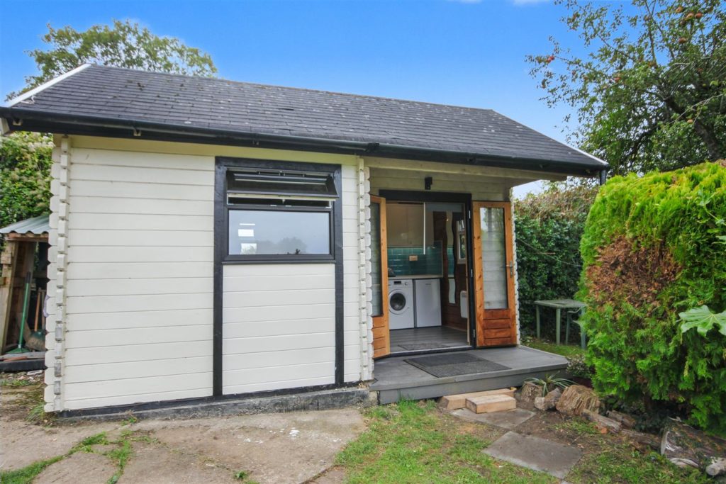 Salmons Road, Effingham KT24
