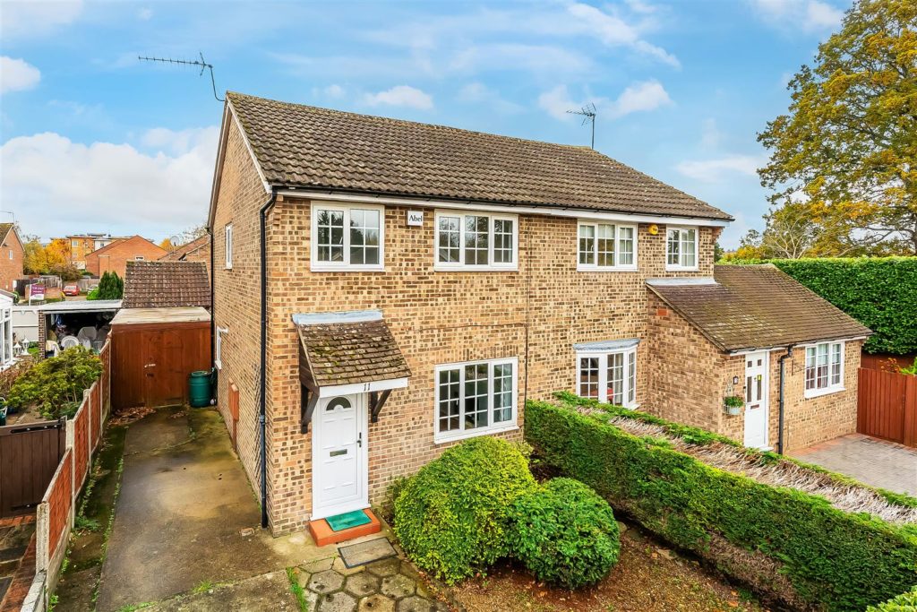 PARR CLOSE, LEATHERHEAD, KT22