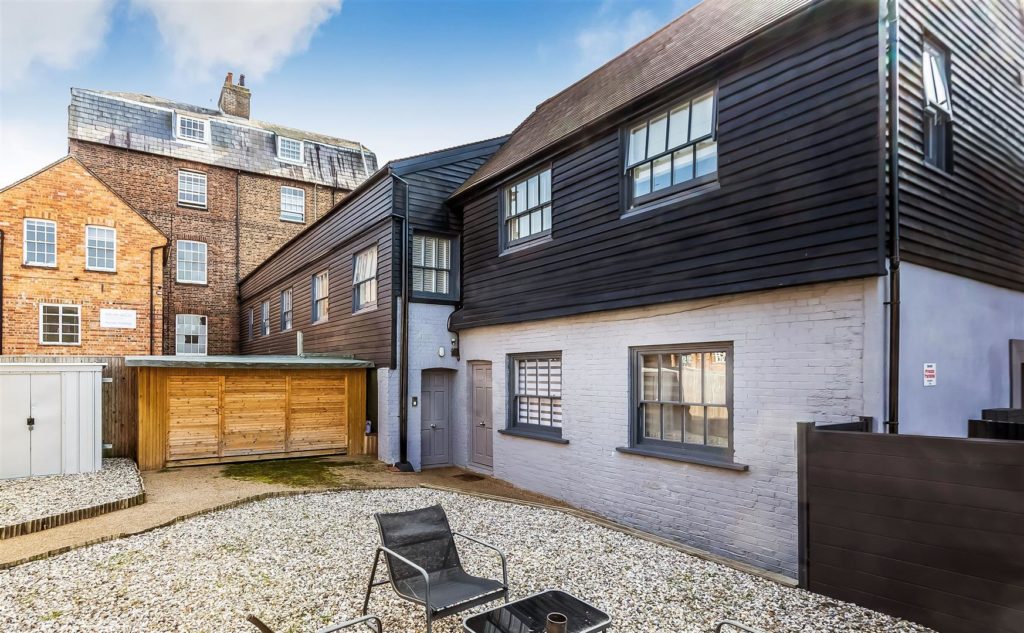 ANSELL ROAD, DORKING, RH4