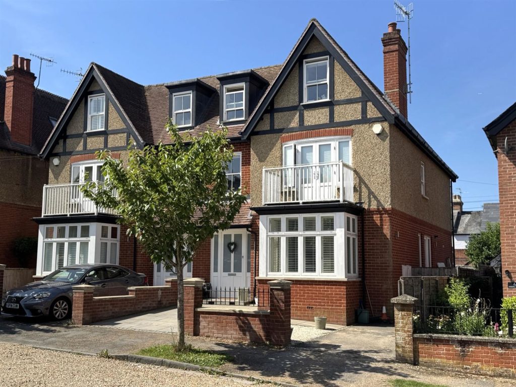 LONSDALE ROAD, DORKING, RH4