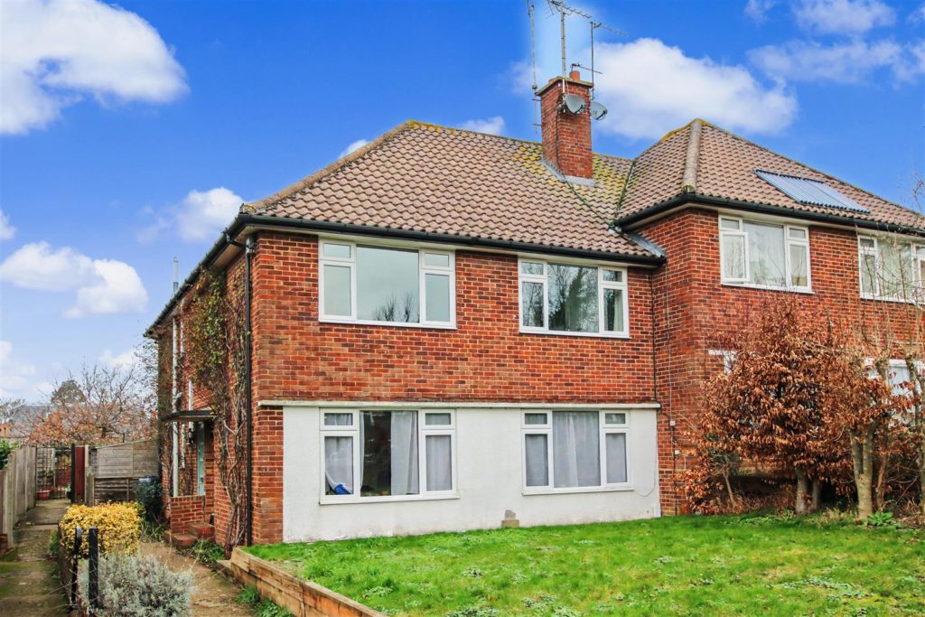 MINCHIN CLOSE, LEATHERHEAD, KT22