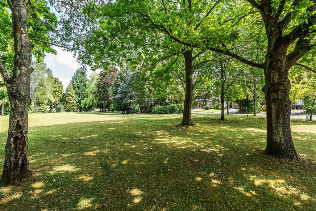 AQUILA CLOSE, LEATHERHEAD, KT22
