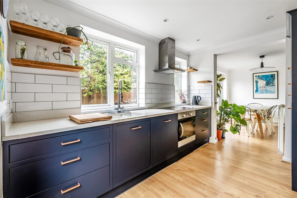 ASHTEAD/LEATHERHEAD BORDER, KT22