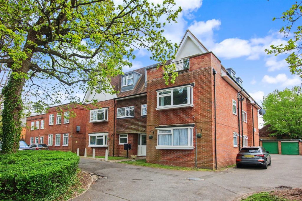 EPSOM ROAD, LEATHERHEAD, KT22